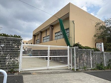 南山幼稚園【受入れ可能年齢】3歳から5歳　【教育特徴】YMCAが母体となったキリスト教保育を実施　【教育目標】子どもたちが毎日喜んで登園し、さまざまな体験を通して、人間として成長できるよう過ごす…