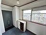 玄関：大きな窓から光を取り入れ、玄関まわりも明るい空間を保てます。