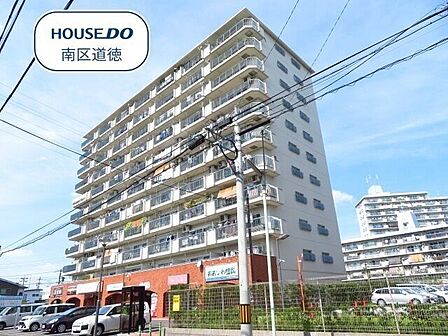 11階建てのマンションです。1階部分は、喫茶店などのお店があります。JR東海道本線 笠寺駅まで徒歩約10分の距離に立地です。近くには、コンサートホールがある「日本ガイシスポーツプラザ」があります。
