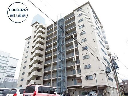 北側からのマンション外観写真です。「南保健センター」が近くにあります。