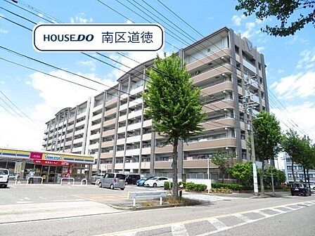 8階建て5階部分のお部屋にあたります。総戸数95戸の大型マンションです。名鉄常滑線「道徳」駅まで徒歩約12分、名古屋市営バス「三新通二丁目」停まで徒歩約4分に立地です。