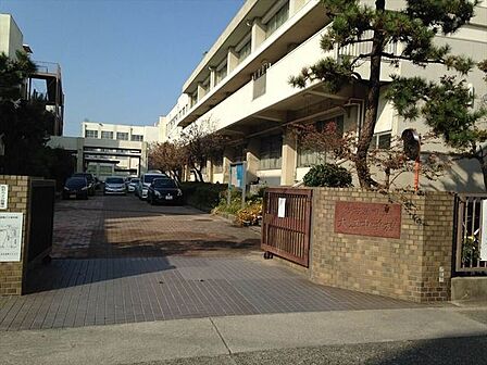 名古屋市立大江中学校【名古屋市立大江中学校】【教育目標】「心身ともにたくましい個性豊かな実践力に富む生徒を育成する。」【努力点テーマ】「ともに学び、ともに生きる」〜キャリア教育の充 1050m