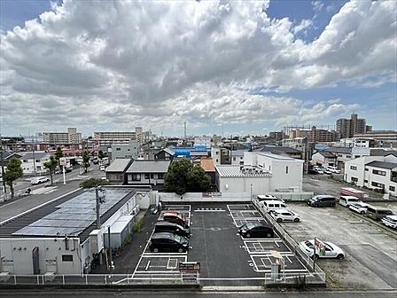 開放感あふれるバルコニーからの眺望。広い空を感じられる、気持ちの良い住環境です♪