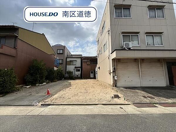 3階建ての住まい♪スーパーまで徒歩約1分！お買い物に便利な立地です。名鉄常滑線/柴田駅　徒歩約16分、市営バス「要町」停　徒歩約6分。