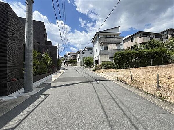 西側前面道路：生活時間帯の日照時間を長く確保できます。居室を南向きに設計しやすいのもメリットですね。