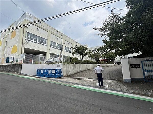 名古屋市立弥富小学校【校訓】明るく　仲良く　正しく　強く　【教育目標】自他のよさを認め　仲間と助け合いながら主体的に学び　粘り強くやり抜く子どもの育成 750m