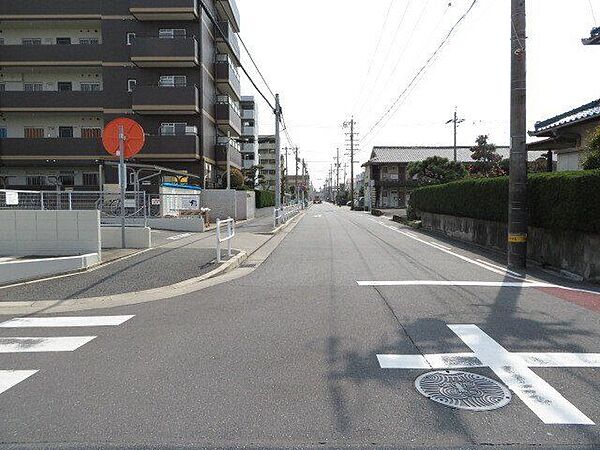 マンション西側前面道路です。