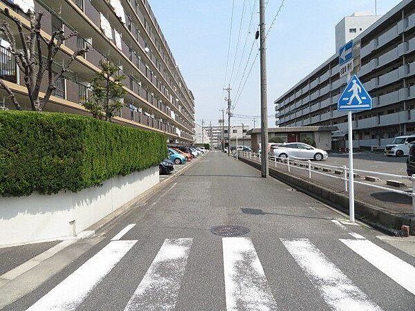 マンション南側前面道路です。