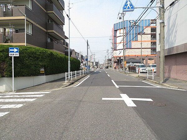 マンション東側前面道路です。