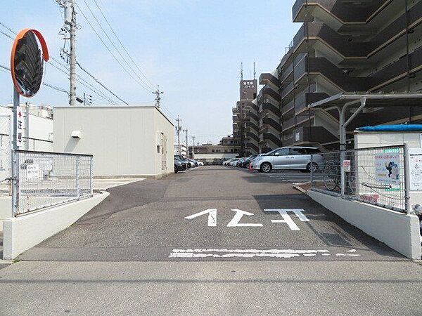 マンション西側駐車場入り口です。