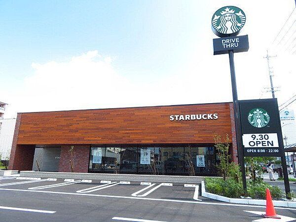 スターバックスコーヒー 名古屋港東通店【スターバックスコーヒー 名古屋港東通店】2022年9月OPEN！営業時間　8：00～22：00ドライブスルーあり！季節毎の限定メニューも高い 250m