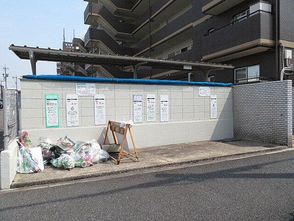 マンション西側ゴミ置き場です。