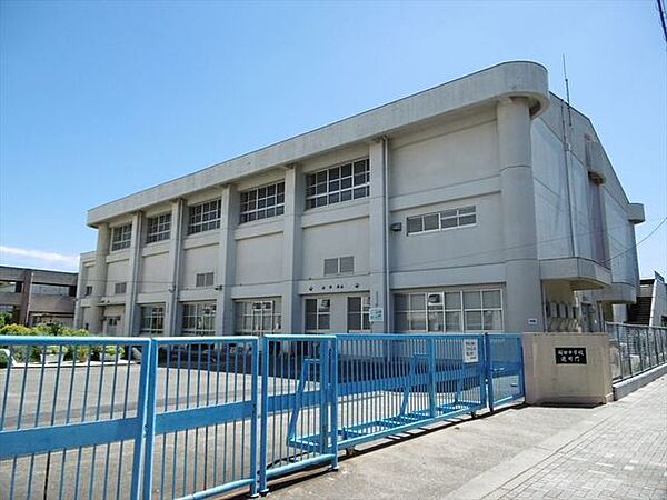 【名古屋市立桜田中学校】【校訓】「明るく　つよく　おもいやりを」学びを通して、一緒になって考え、笑顔が増え、安心して生活することできるようにしていきたいと考えます。 870m