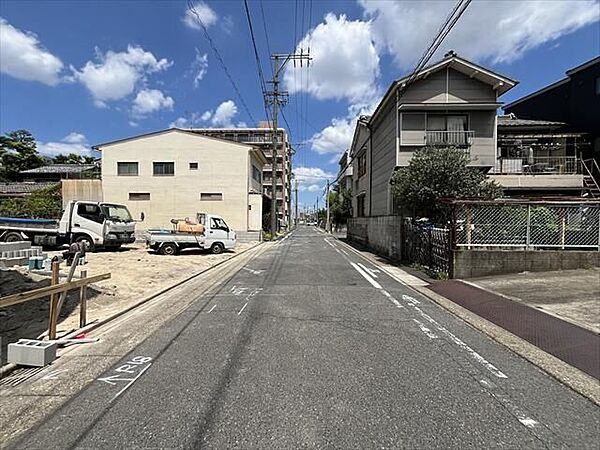 前面道路は北方面への一方通行ということもあり、車の通りも多くなく駐車がしやすいです。