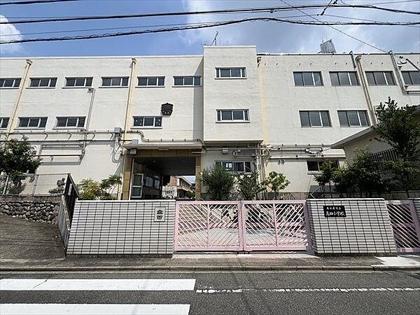 名古屋市立高田小学校ハート　高田っ子HEART～5つの大切な心～　H・・人にやさしく　E・・笑顔を忘れず　A・・「ありがとう」と「挨拶」を大切に　R・・楽な気持ちで粘り強く　T・・たゆまず学び続け…