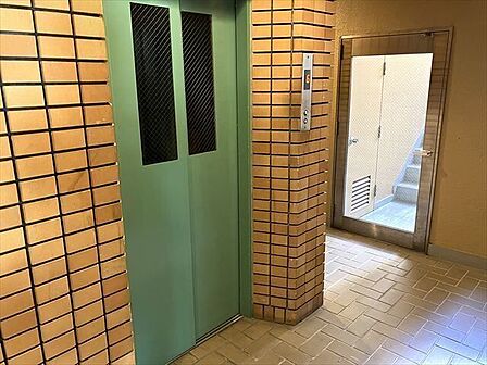 エレベーターが設置されているので昇り降りが楽ですね。