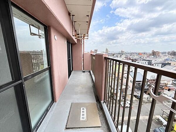 開放感のあるバルコニー。洗濯物を干すスペースとしてはもちろん、街並みを眺めながら気持ちよく過ごせます。