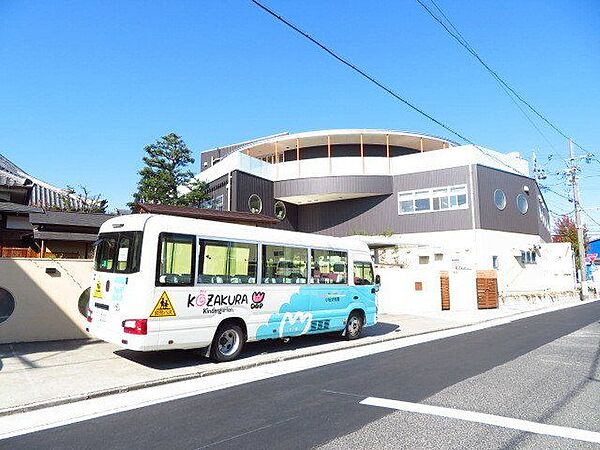 小桜幼稚園教育方針「豊かなこころ、健康なからだ」「動と静」。この一日のうちで気持を切り替えることのできるメリハリのある時間を体験させてあげたいと思っています。 140m
