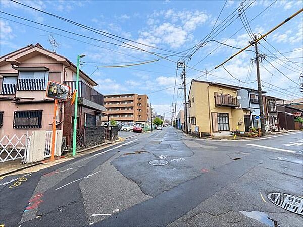 幅員約8.6ｍの東側前面道路です。広々としていて、街並みが開放的で圧迫感がありません。