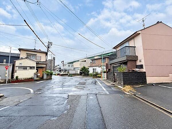 市営バス「呼続大橋」停　徒歩約3分。呼続小学校　約1060ｍ/徒歩約14分、新郊中学校　約980ｍ/徒歩約13分。