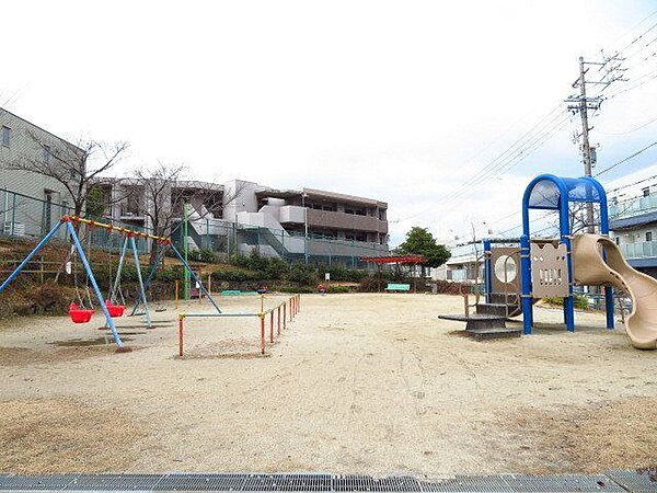 初日公園滑り台、ブランコ、鉄棒などの遊具がある小規模な公園です。公園近くに、「こすもす保育園」「サポーレ瑞穂店」さんがあり、通園帰りやお買い物にきた際にも過ごせそうです。 450m