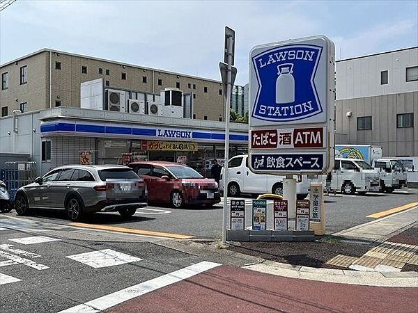 ローソン 陽明小学校前店【駐車場】8台　「総合リハビリセンター駅」出口1から徒歩約12分。「市大薬学部前」信号交差点の南東側にあり。 680m