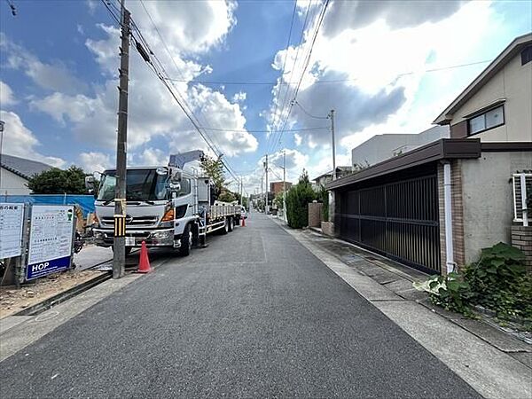 幅員約6.3mの北側前面道路です。車がすれ違うのに十分な道幅です。車が2台と通行人も通れる幅となっています。