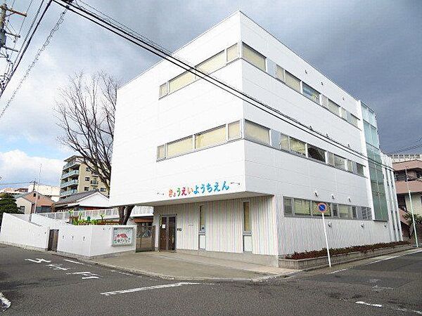 享栄幼稚園集中力・理解力・表現力・体力　幼児にとって大切な4つの力と、人との関わりが育つ幼稚園。土曜日：第2、4休園。制服あり。送迎バスあり。昼食：給食、月1回弁当。 200m
