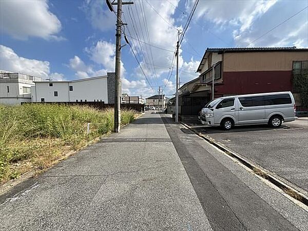 幅員約5.4mの南側前面道路です。東方面への一方通行ということもあり、車の通りも多くなく駐車がしやすいです。