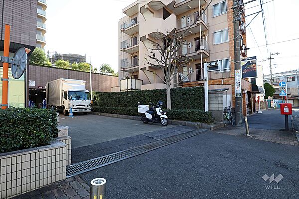 駐車場の出入り口見通しの良い道路に面しています。