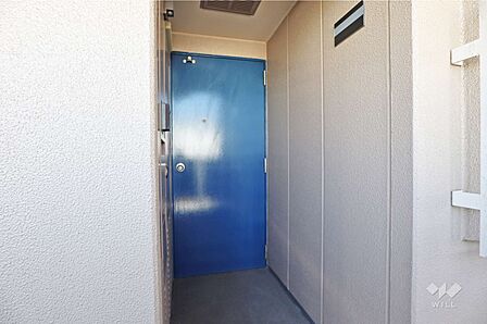 玄関共用部の通路までに空間があります。専有部分のような空間です。