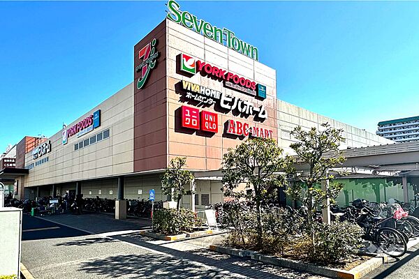 ヨークフーズ with ザ・ガーデン自由が丘(小豆沢店)の外観
