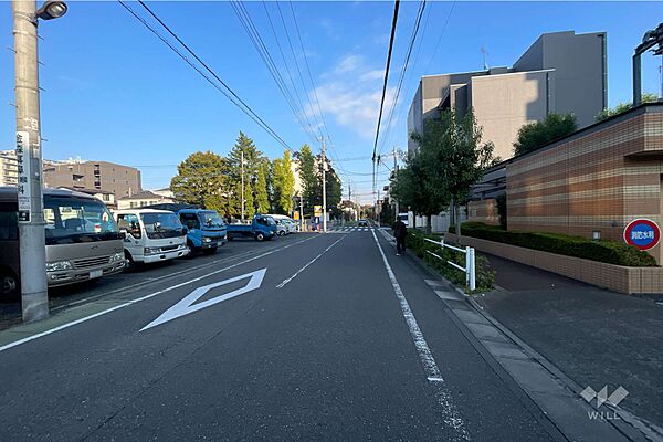 敷地の北側前面道路（西側から）