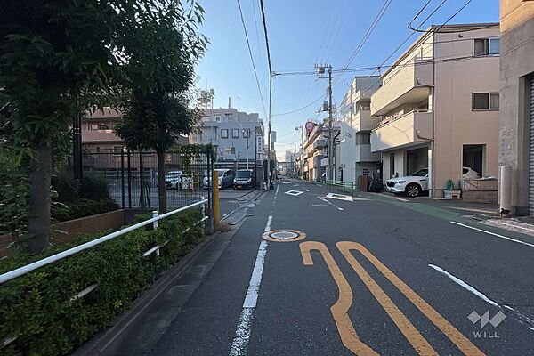 敷地の北側前面道路（東側から）