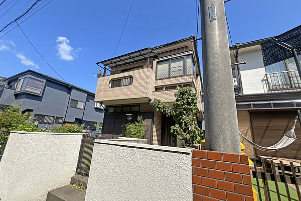 物件の外観小学校まで徒歩8分、中学校まで徒歩10分の距離にございます。