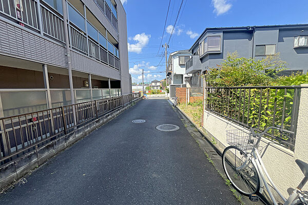 物件の南側前面道路（東側から）周囲は閑静な住環境です。幅員も広くゆったりとしたエリアです。