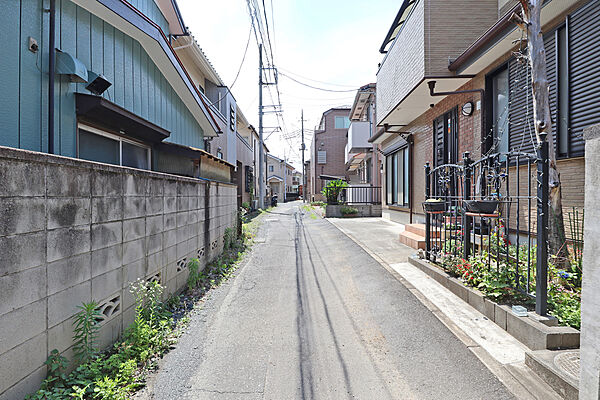 物件の北側前面道路（東側から）［2026年6月19日撮影］