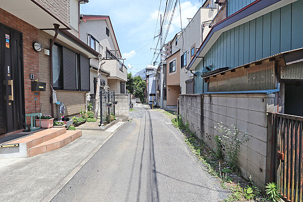 物件の北側前面道路（西側から）［2026年6月19日撮影］