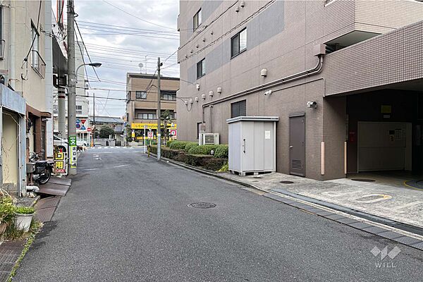 敷地西側の前面道路（南側から）