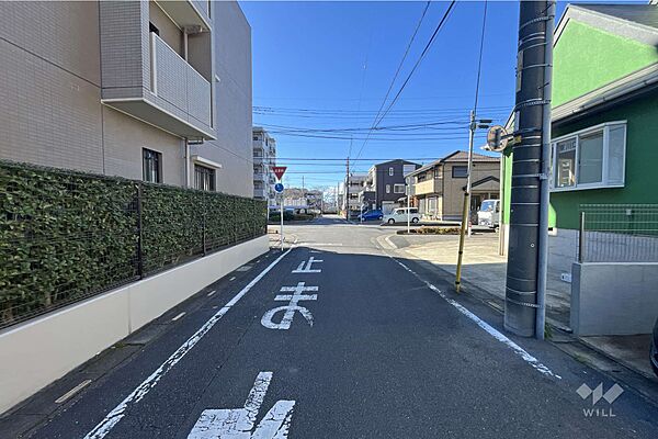 物件の南側前面道路（東側から）