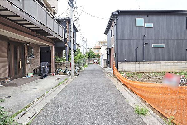 物件の北側前面道路（西側から）［2026年7月7日撮影］