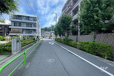 敷地西側の前面道路