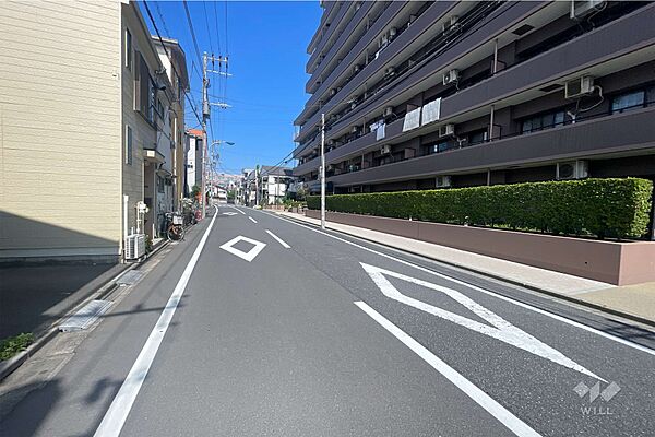 敷地の南側前面道路（東側から）