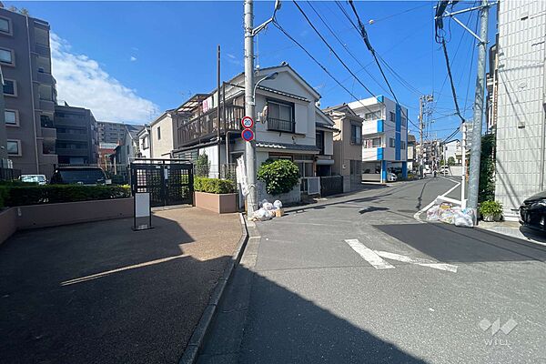 敷地の北側前面道路（東側から）