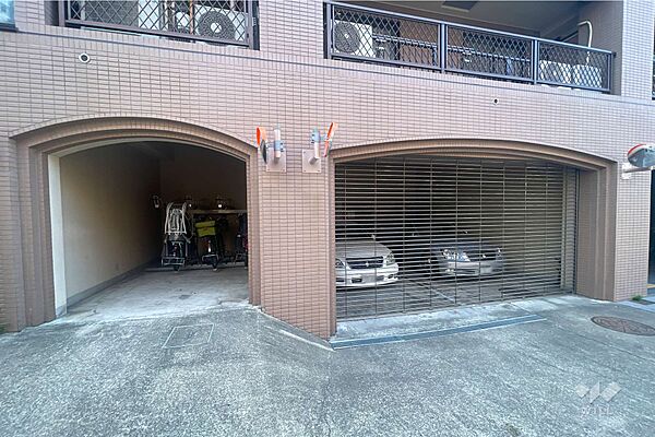 駐車場の出入り口（リングシャッター付き）