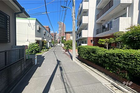 敷地南側の前面道路