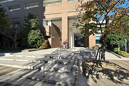 エントランスアプローチ(南西側から)