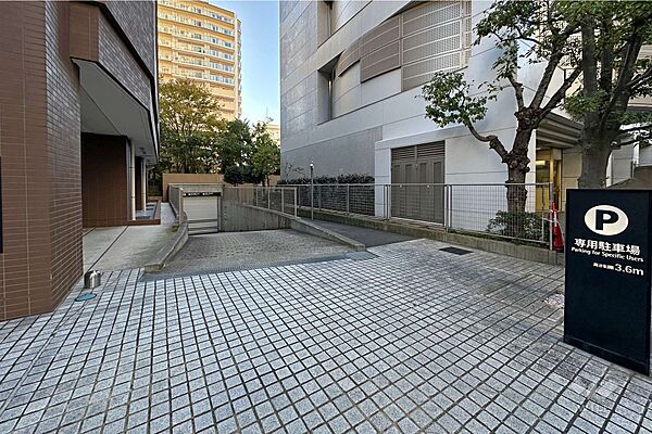 駐車場の出入り口（ゲート付き）