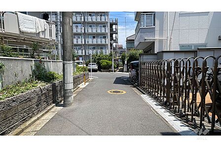 敷地の東側前面道路（南側から）