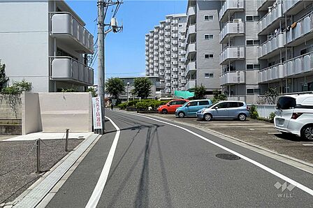 敷地の北側前面道路（西側から）